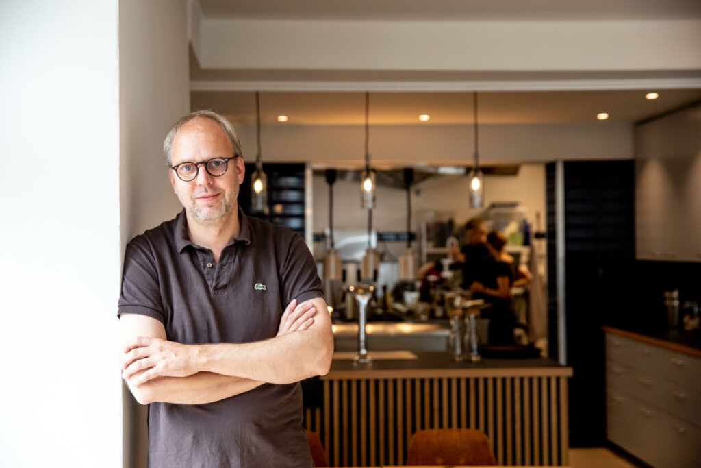 Lars Neumann lehnt an der Wand der Restaurants